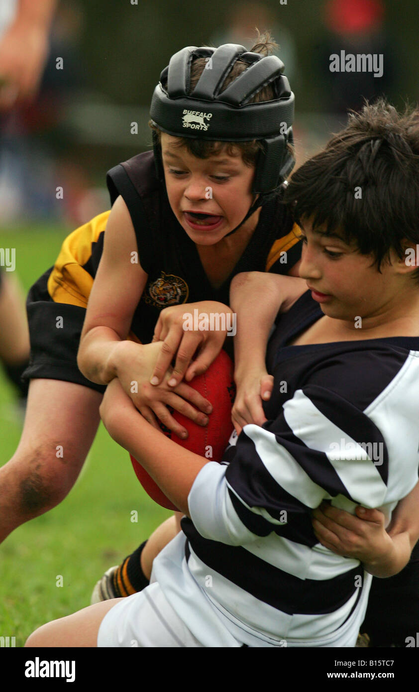 Kinder spielen eine Aussie Rules Football match in Melbourne, Australien. Stockfoto