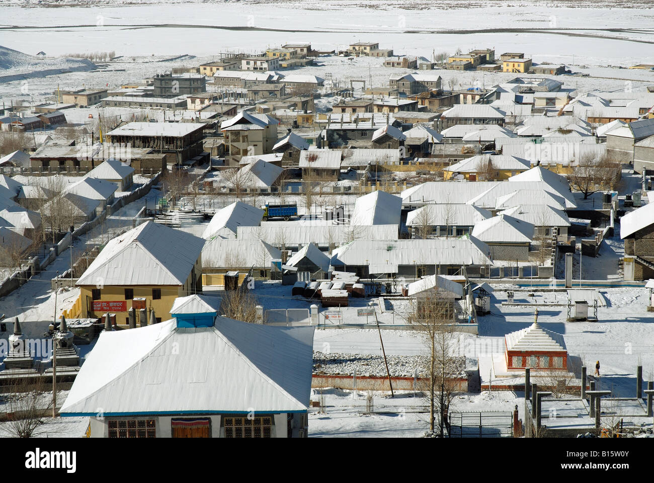 Schneebedeckte Häuser im Winter in Kaza, Spiti, Himachal Pradesh. Kaza ist die Bezirk Hauptsitze von Spiti. Stockfoto