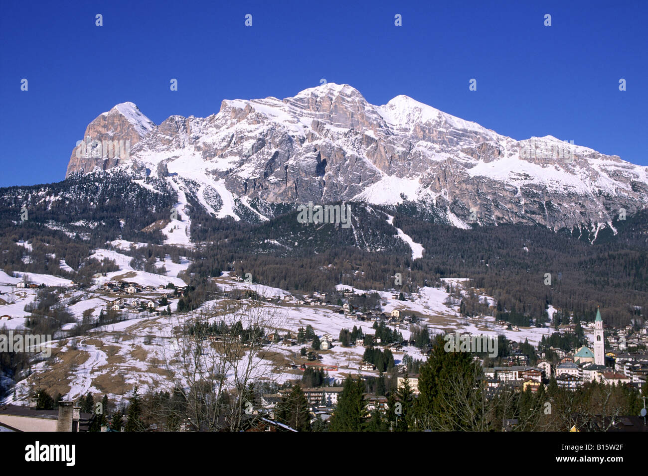 Italien, Venetien, Dolomiten, Cortina d'Ampezzo und Le Tofane Stockfoto