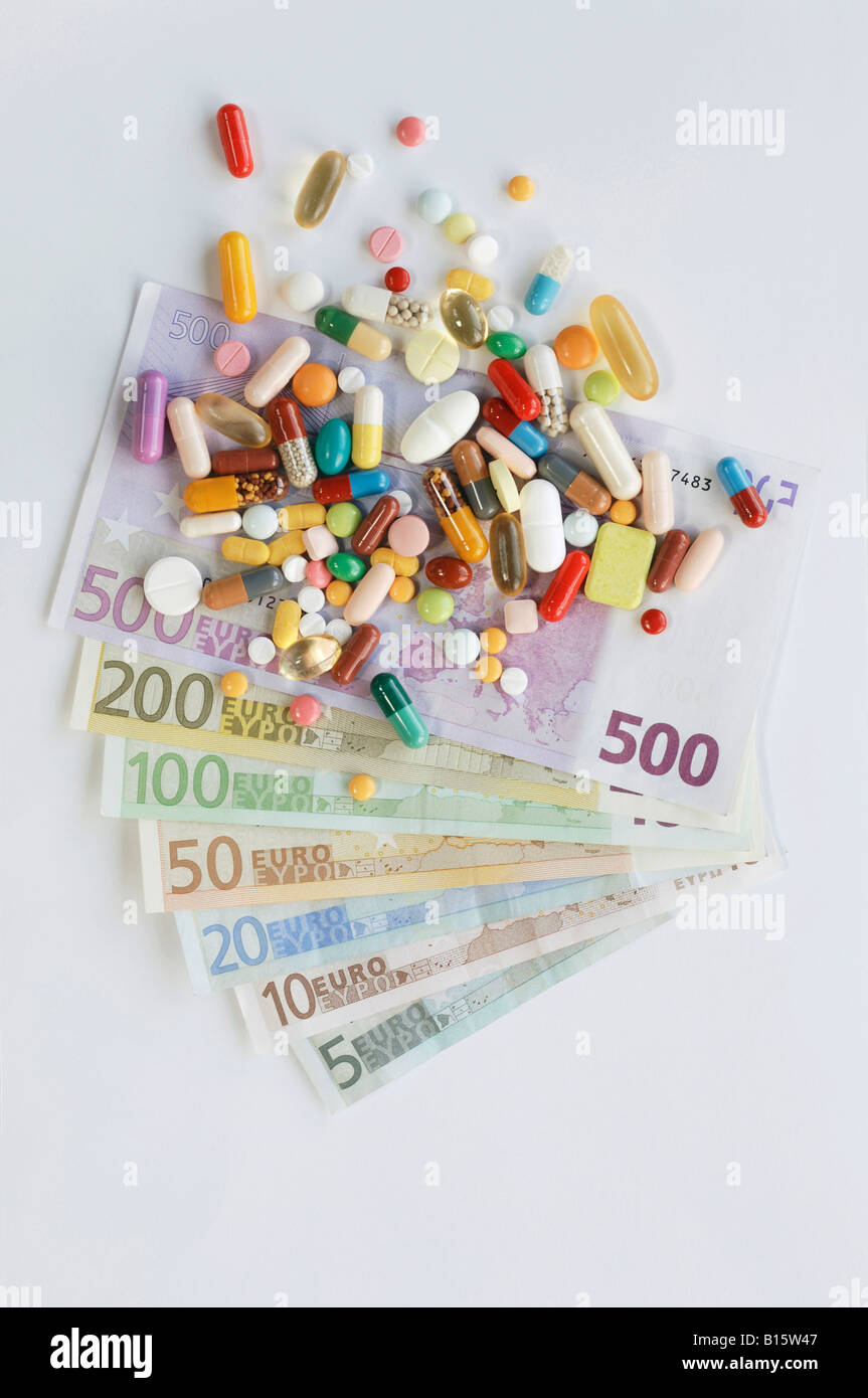 Pillen und Tabletten auf Banknoten Stockfoto