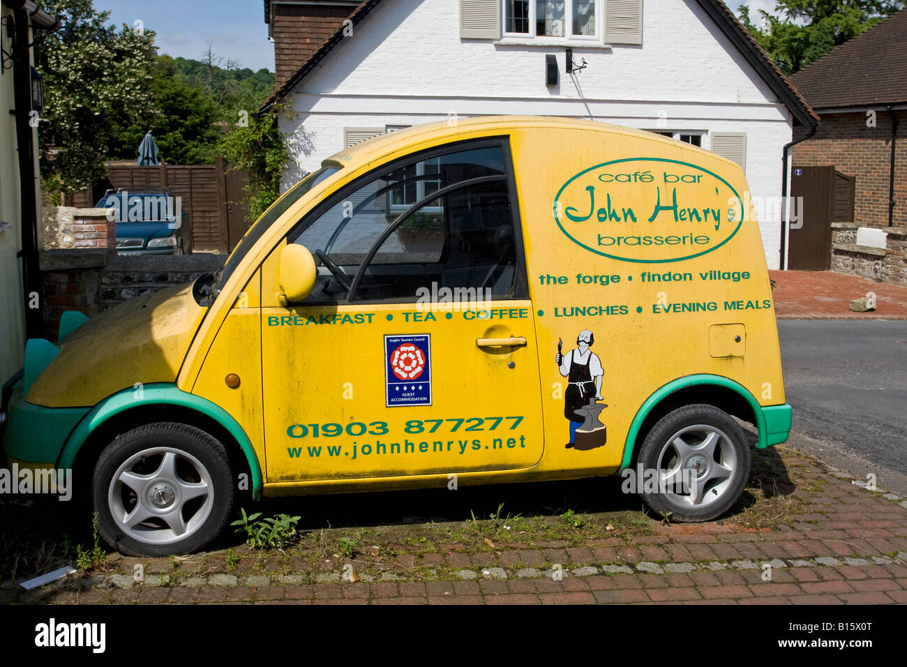 Gelber van Werbung örtlichen Café und bar Findon Sussex England UK Stockfoto