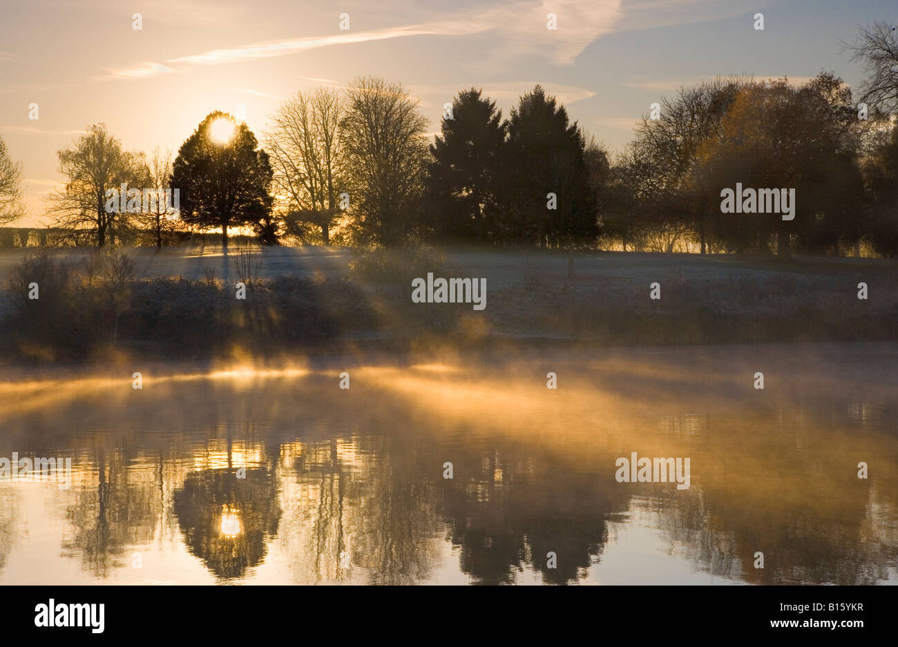 Nebligen Herbst Sonnenaufgang, Morgengrauen, um Coate Water Country Park, ein lokaler Naturreservat in der Nähe von Swindon, Wiltshire, England, UK Stockfoto