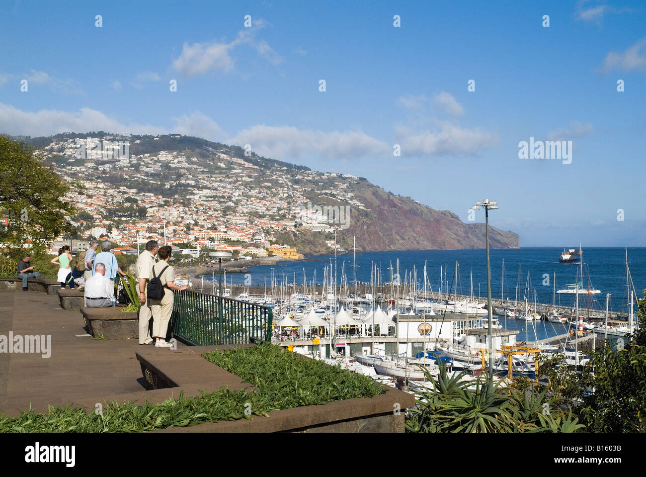 dh Parque de Santa Catarina FUNCHAL MADEIRA Touristen betrachten von Funchal Yachthafen von Aussichtspunkt Balkon Aussicht vista Stockfoto