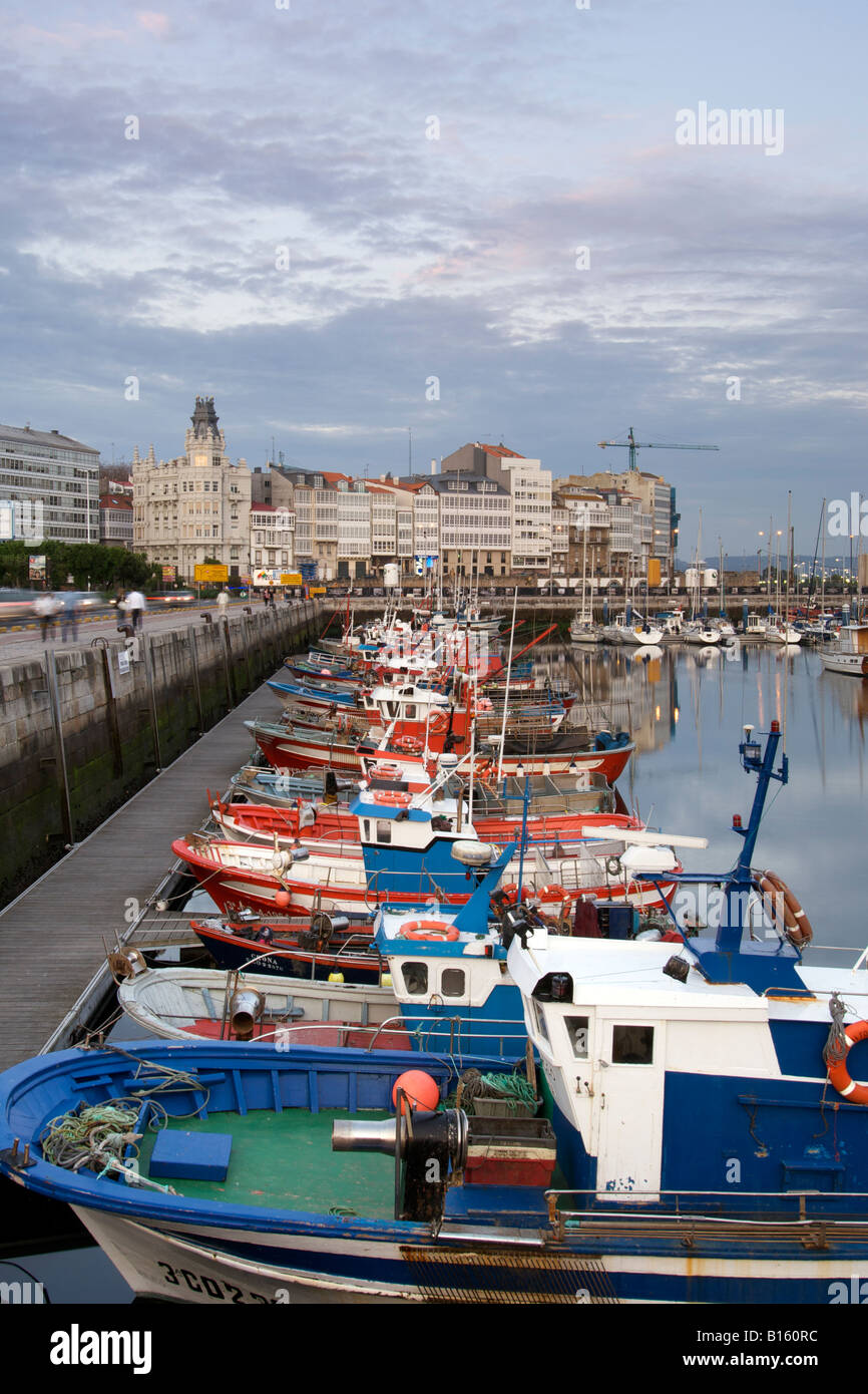 Boote in der Marina in der Stadt La Coruña in der spanischen Region Galicien. Stockfoto