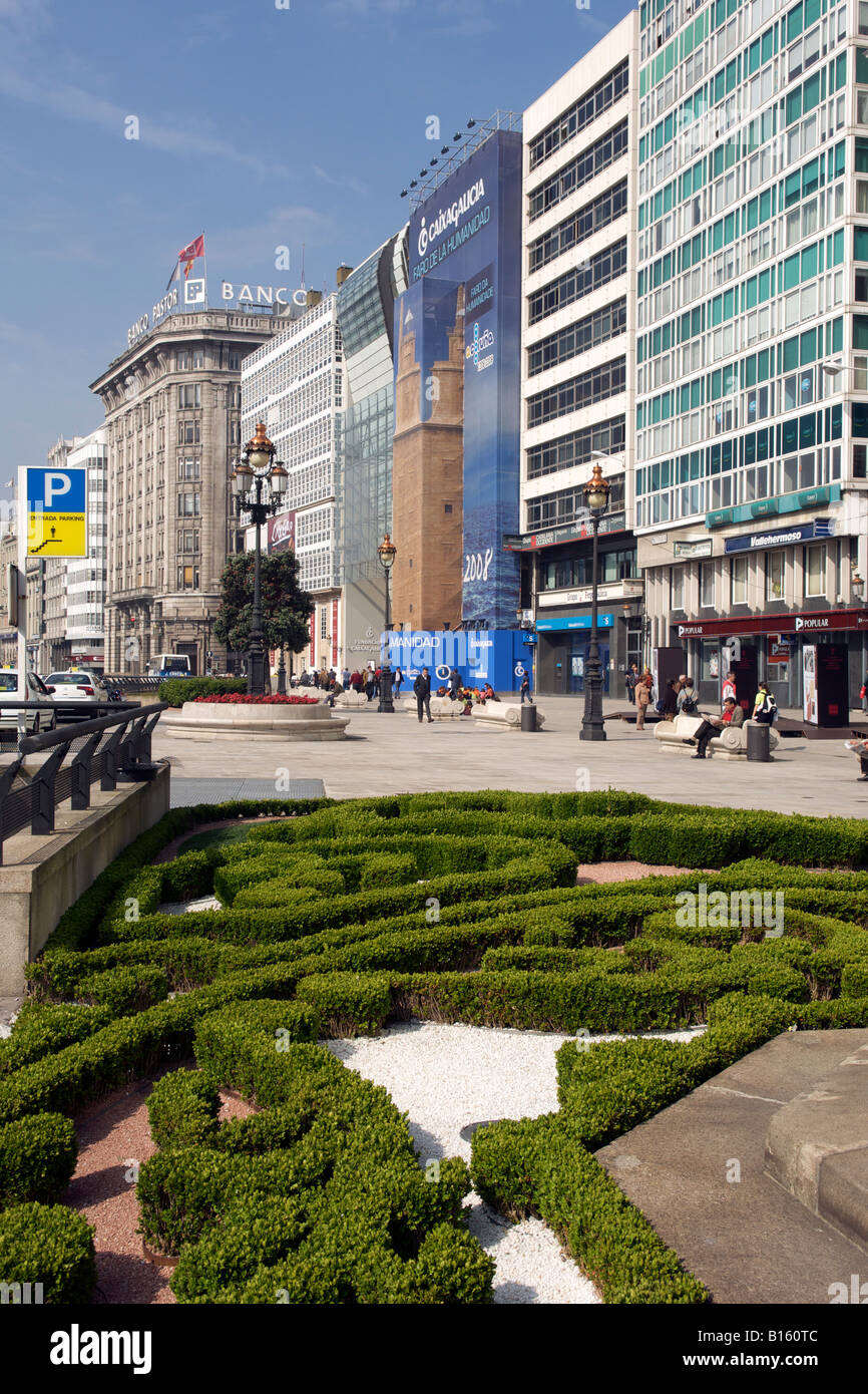 Blick entlang der Avenida De La Marina in der Stadt La Coruña in der spanischen Region Galicien. Stockfoto