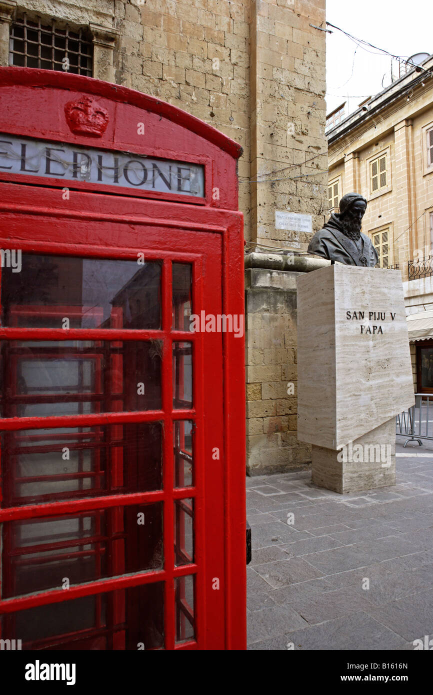 Telefonzelle und Statue von Papst Pius v., Valletta, Malta Stockfoto