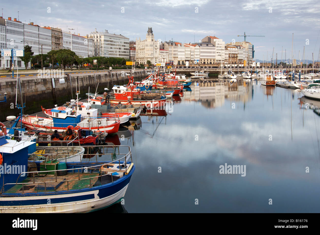 Boote in der Marina in der Stadt La Coruña in der spanischen Region Galicien. Stockfoto
