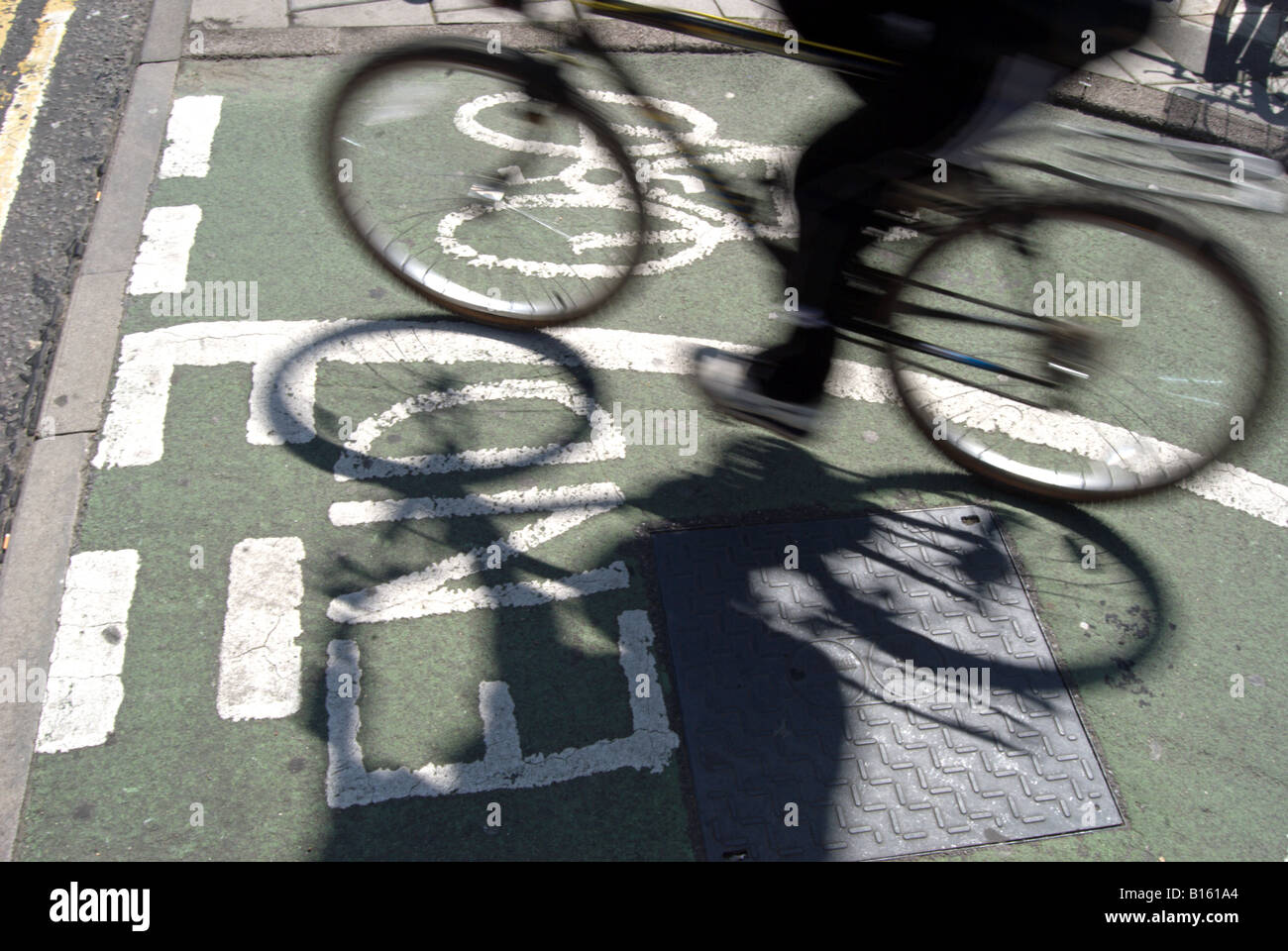 bewegliche Radfahrer am Radweg in Kingston nach Themse, Südwesten von London, england Stockfoto