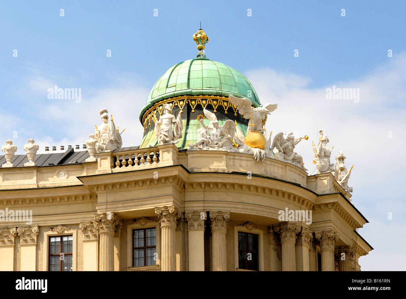 Austria Wien Wien Hofburg Dachdetail mit Kupferkuppel und Skulpturen Stockfoto