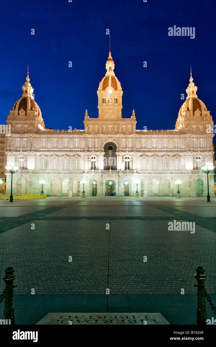 Der Palacio Municipal und die Plaza de María Pita in der Stadt La Coruña in der spanischen Region Galicien. Stockfoto