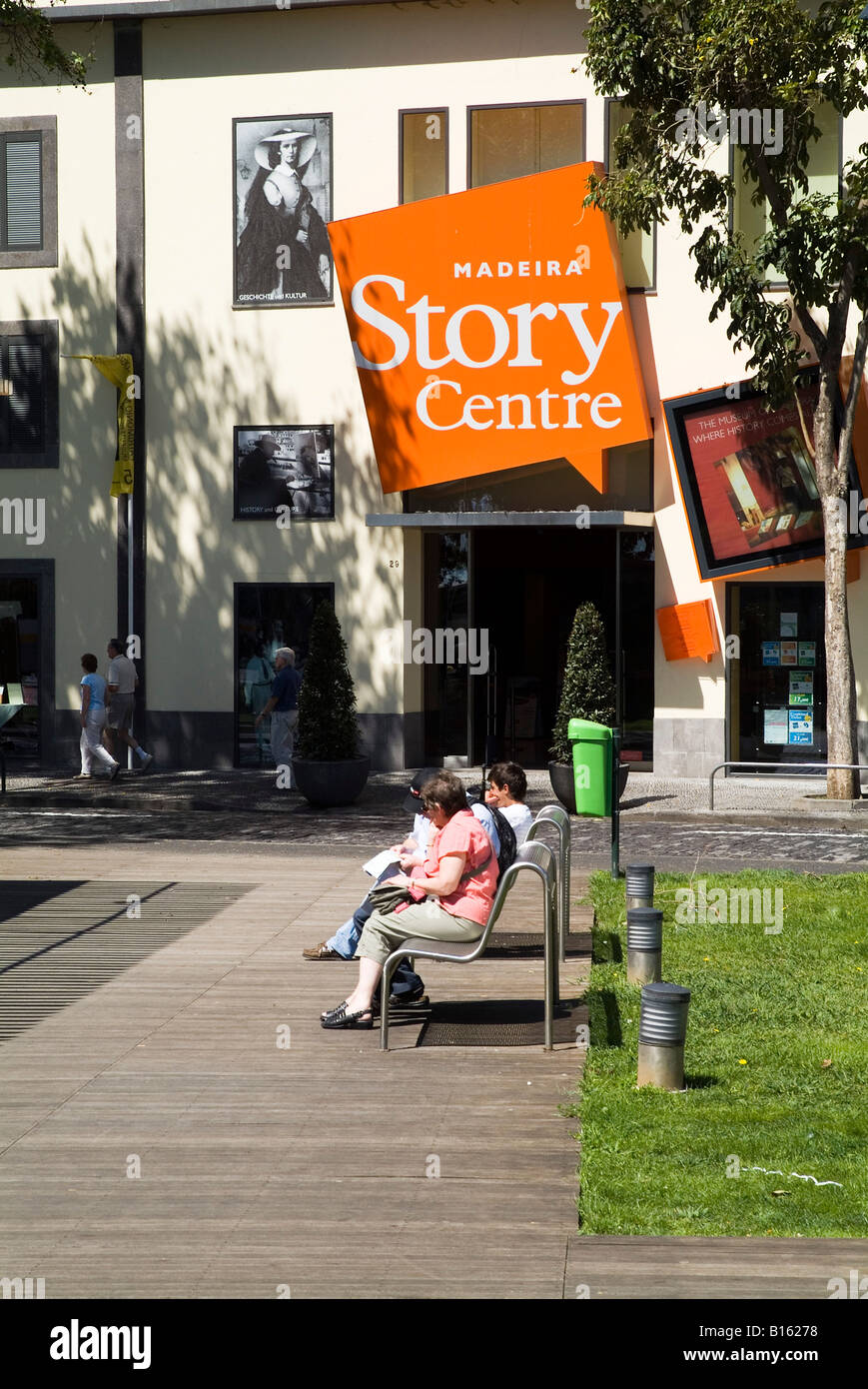 Dh Zona Velha Funchal Madeira Touristen entspannen Sie Madeira Story Centre Eingang Museum Stockfoto