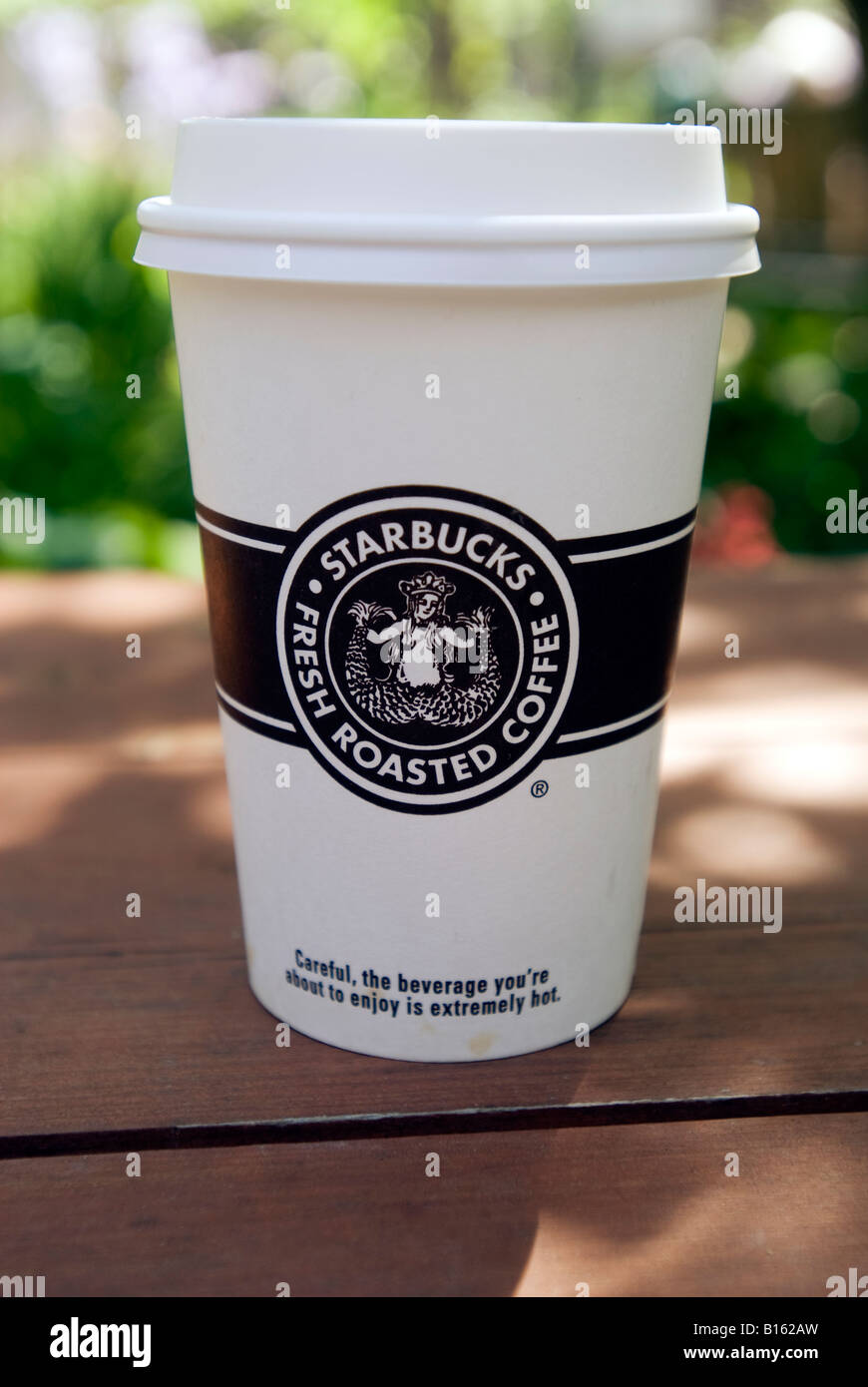Starbucks Kaffee Tasse zeigt neues logo Stockfoto