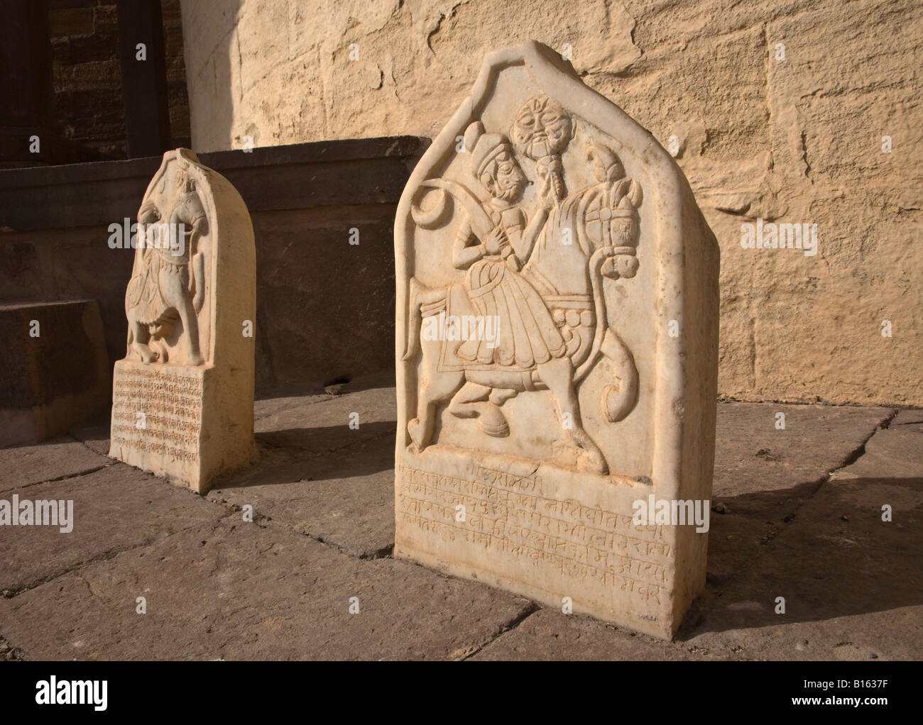 Geschnitzten Marmor Reiter am JAYAPOL Tor des MEHERANGARH FORT in JODHPUR RAJASTHAN Indien Stockfoto