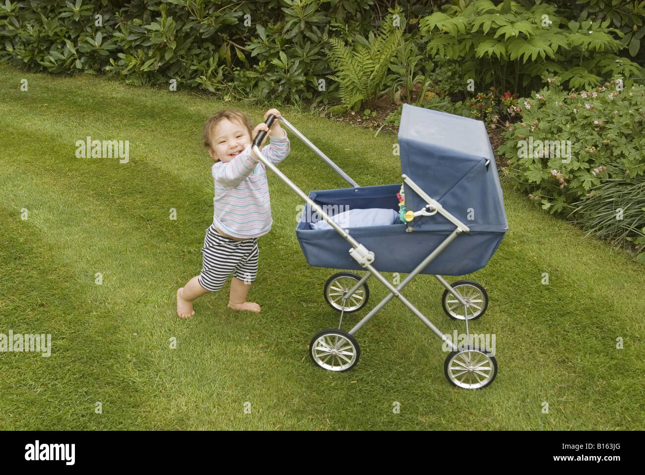 Ein Kleinkind, genießen Sie die Sonne im Garten im Sommer auf dem Lande in London in Großbritannien Stockfoto