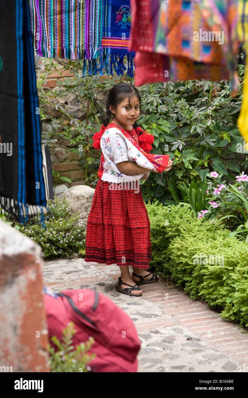 Maya-Kind tragen traditionelle Kleidung von sich selbst oder ihre Familie von hand gewebt Stockfoto
