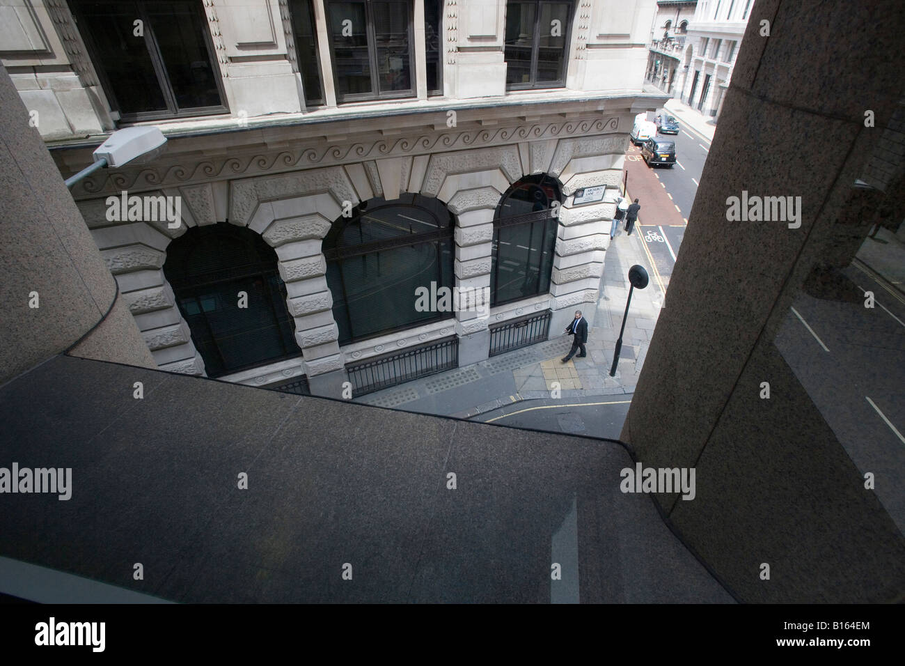 Ein Blick nach unten auf der Gasse neben einer neu gebauten Bürogebäudes. Stockfoto