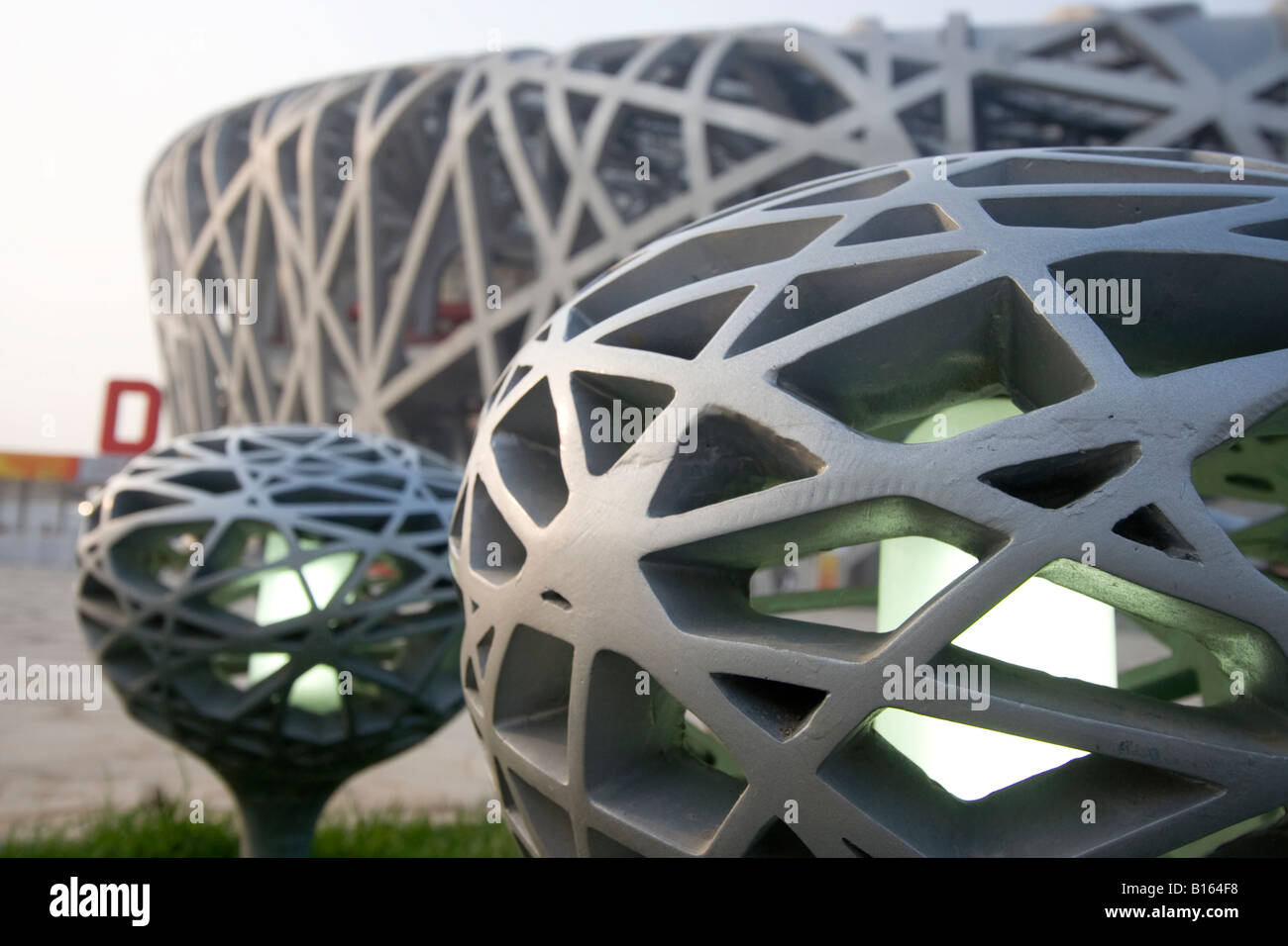 Außerhalb prägen Leuchten aus in der gleichen als Beijing National Stadium auch bekannt als das Vogelnest für seine Architektur. Stockfoto