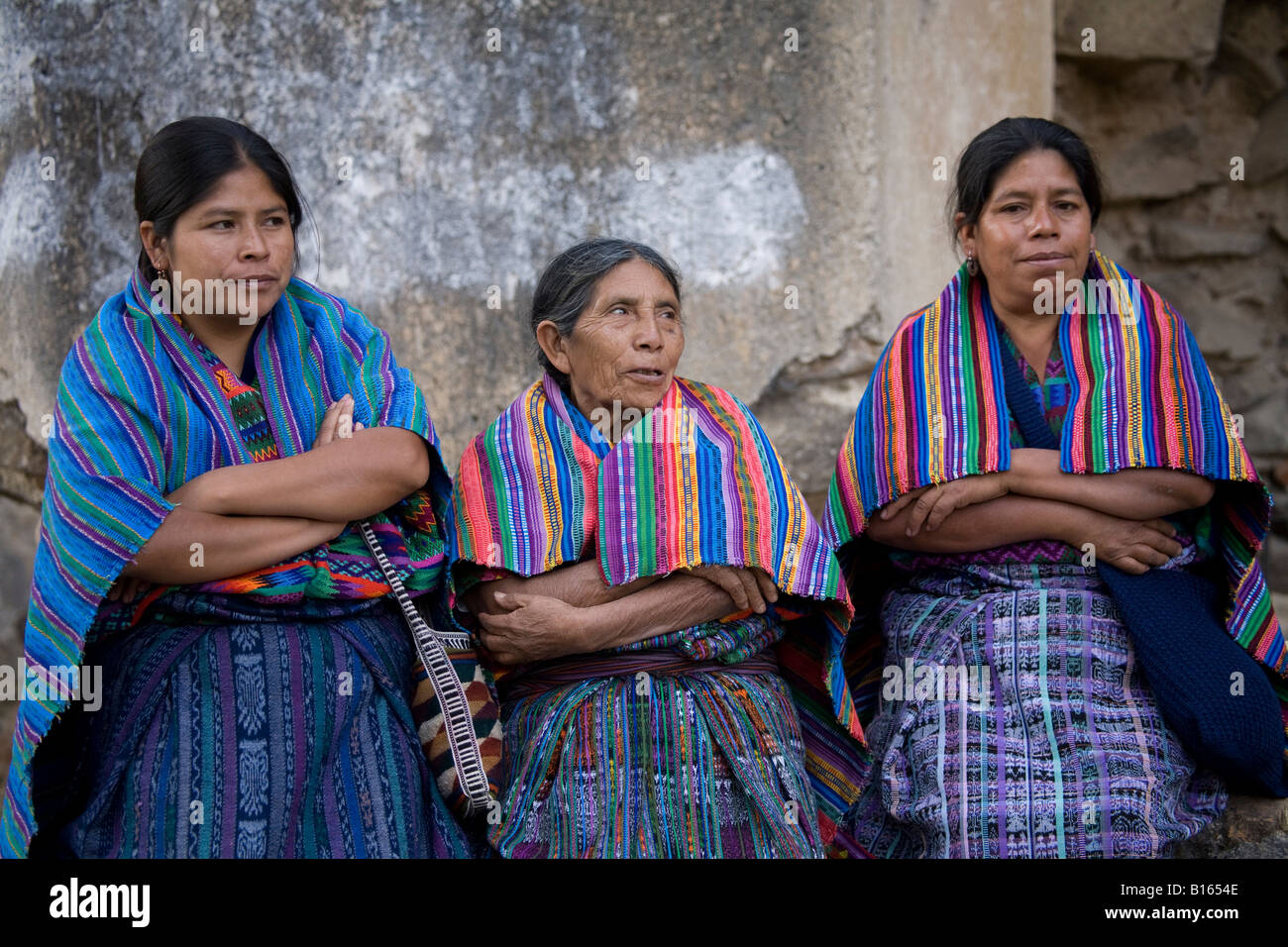 Drei Maya-Frauen tragen traditionellen Kleidung von sich selbst oder ihre  Familie von hand gewebt Stockfotografie - Alamy