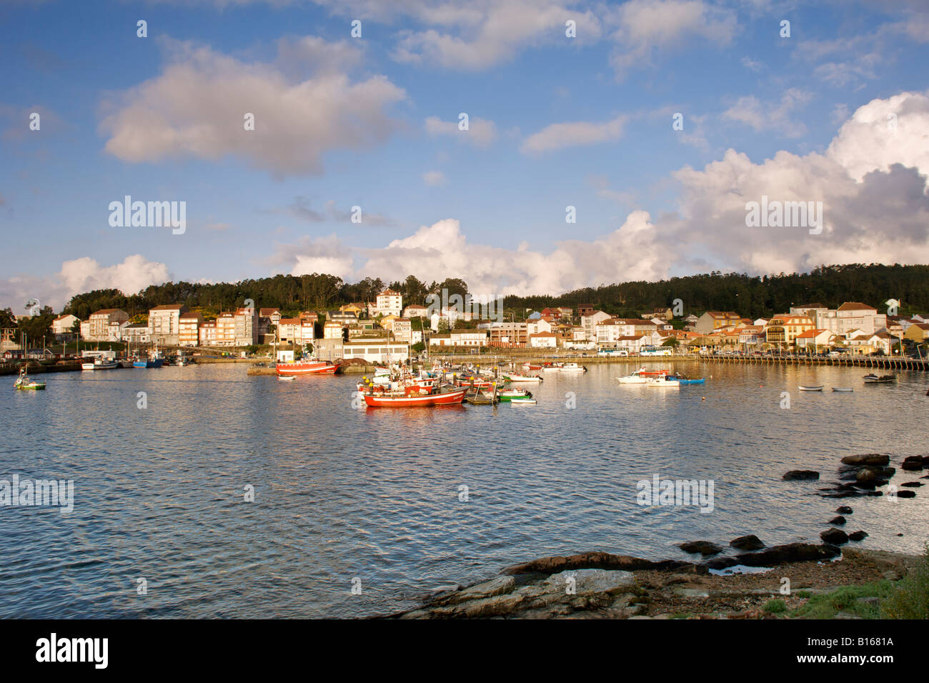Der Hafen von Camariñas in der Region Galicien in Spanien. Stockfoto