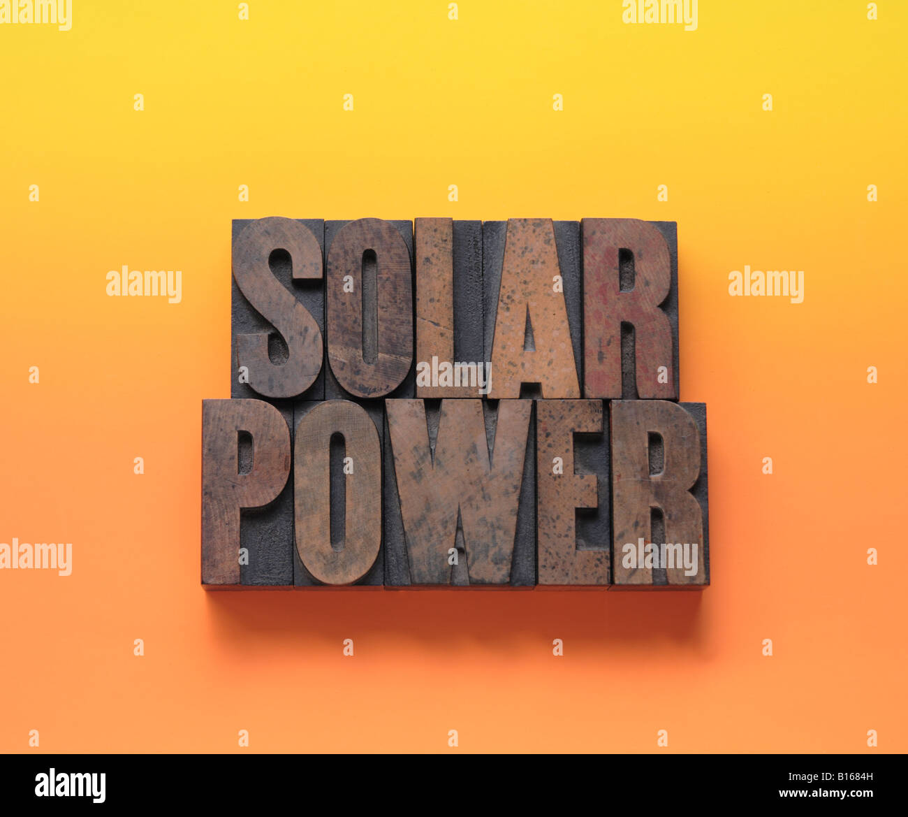 die Phrase "solar Power" im Buchdruck Holzart auf einem gelben und orangefarbenen Hintergrund Stockfoto