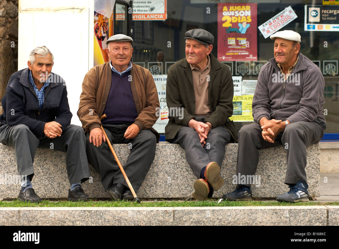 Vier alte Männer sitzen in das Dorf Camariñas in A Coruña Provinz von Spanien Region Galicien. Stockfoto