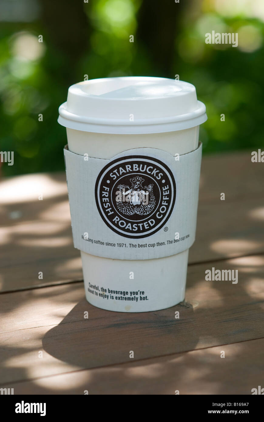 Starbucks Kaffee Tasse zeigt neues logo Stockfoto