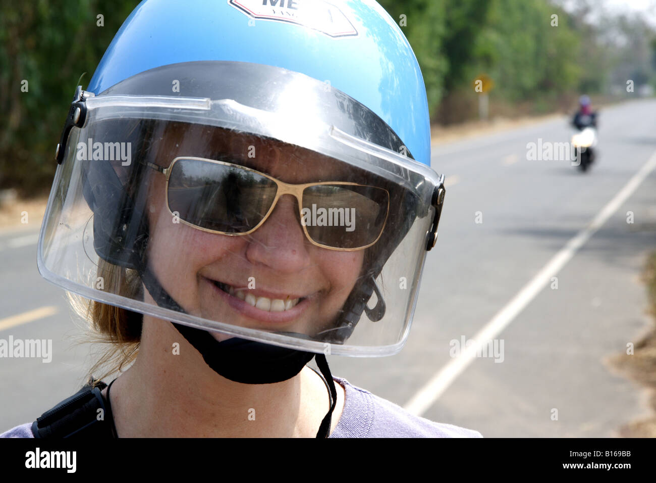 Weibliche Radfahrer tragen Helm Stockfoto