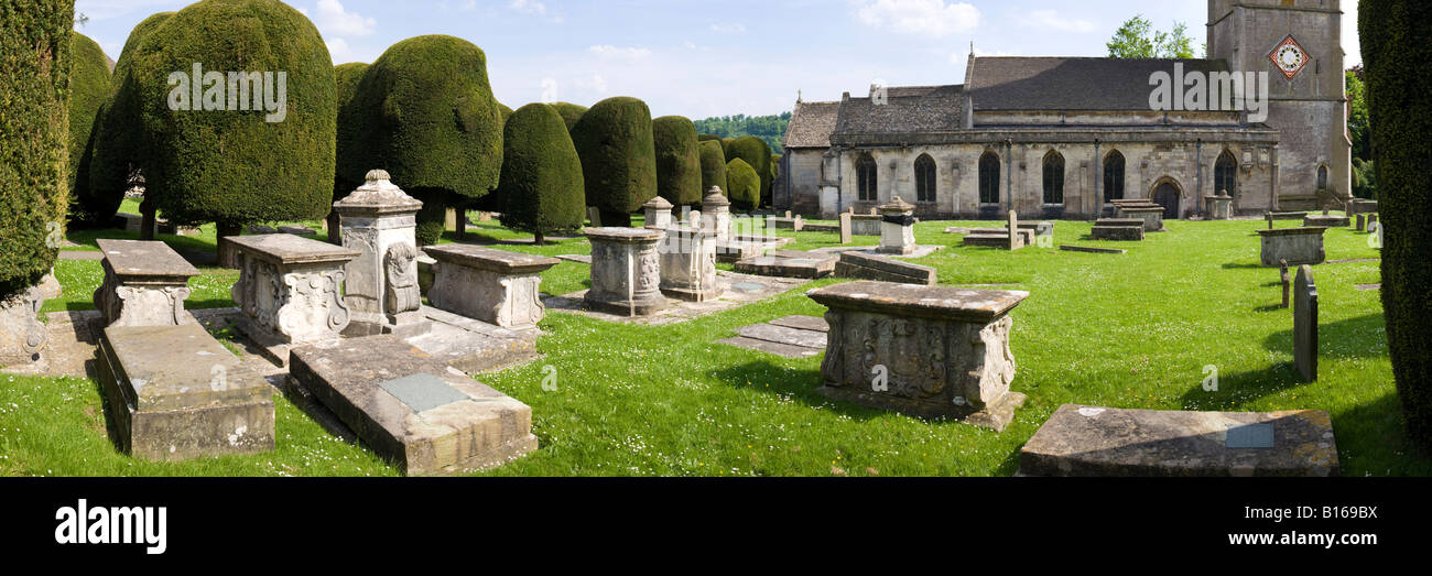 Geschnitzte Steingräber und einige der 99 Eibe Bäume auf dem Friedhof der Cotswold Dorf von Painswick, Gloucestershire Stockfoto