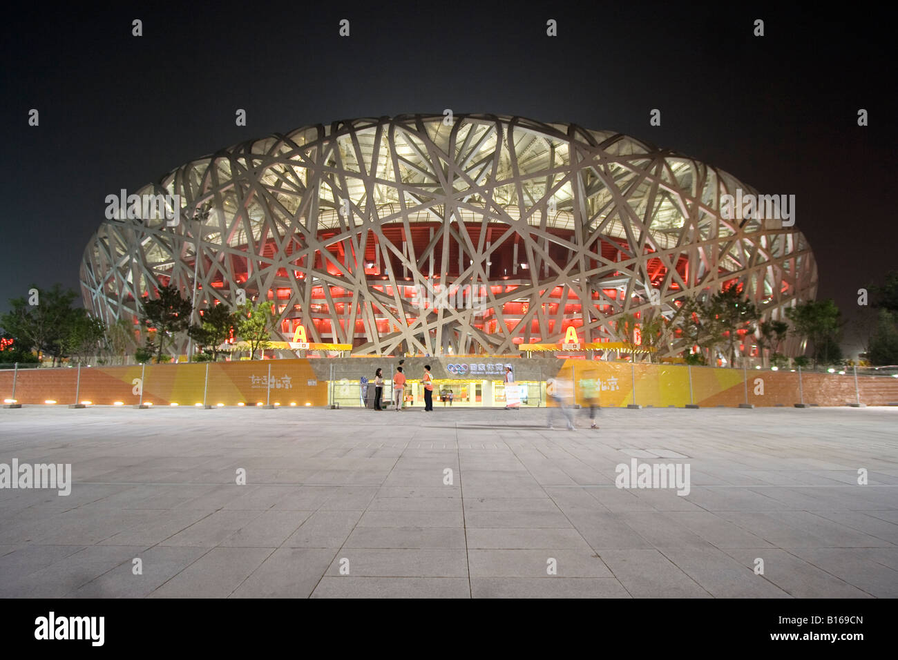 Nachtaufnahme des Haupteingangs des Beijing National Stadium auch bekannt als das Vogelnest für seine Architektur. Stockfoto