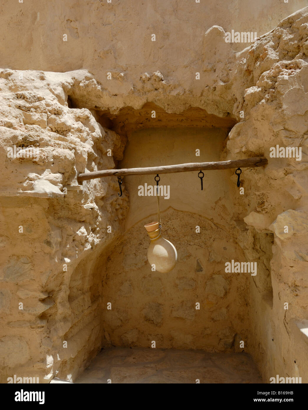 Ein Wasserreservoir hängen im Schatten in der Festung in der Stadt von Nizwa im Sultanat Oman. Stockfoto