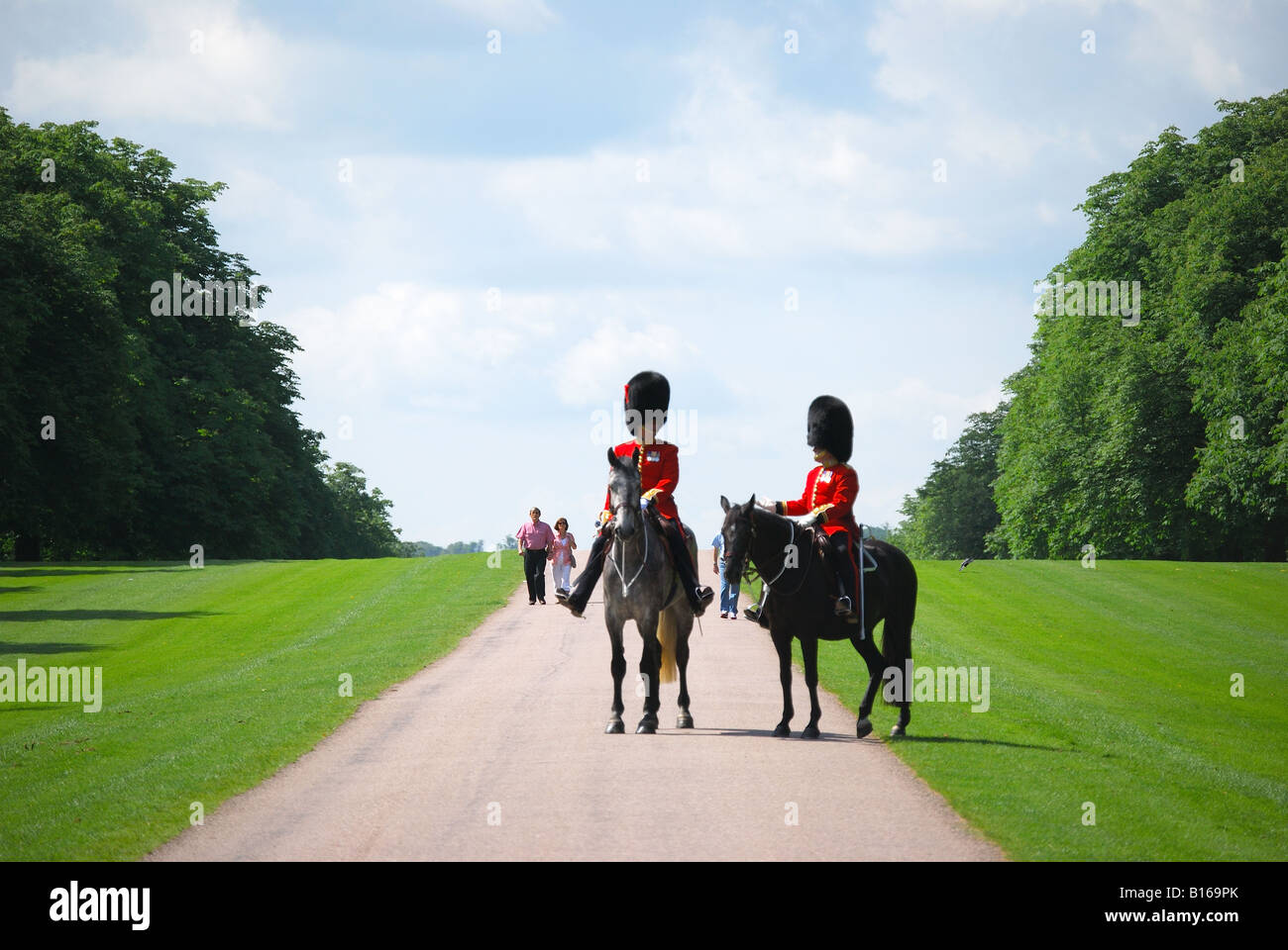 Household Cavalry paradieren auf The Long Walk, Schloss Windsor, Windsor, Berkshire, England, Vereinigtes Königreich Stockfoto