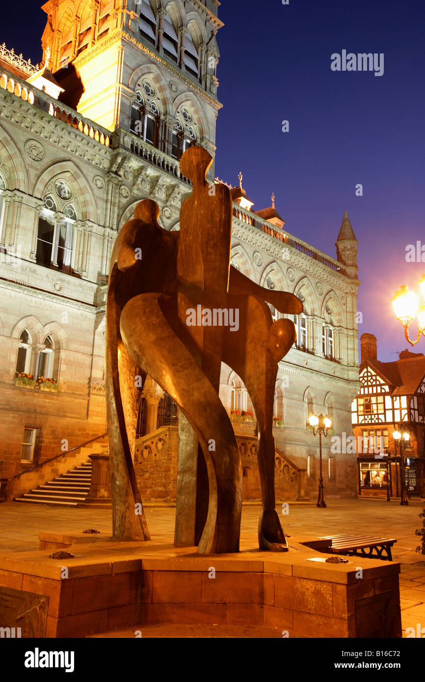 Von Chester, England. Nachtansicht der Feier von Chester Skulptur von Stephen Broadbent in Chester Town Hall. Stockfoto