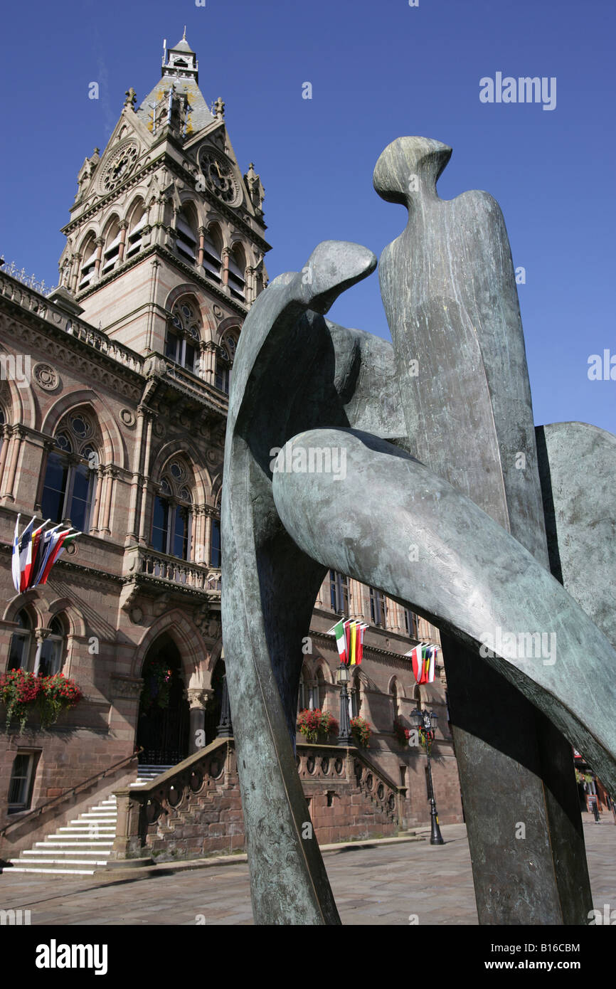 Von Chester, England. Die Feier von Chester Skulptur von Stephen Broadbent, mit Chester Rathaus im Hintergrund. Stockfoto