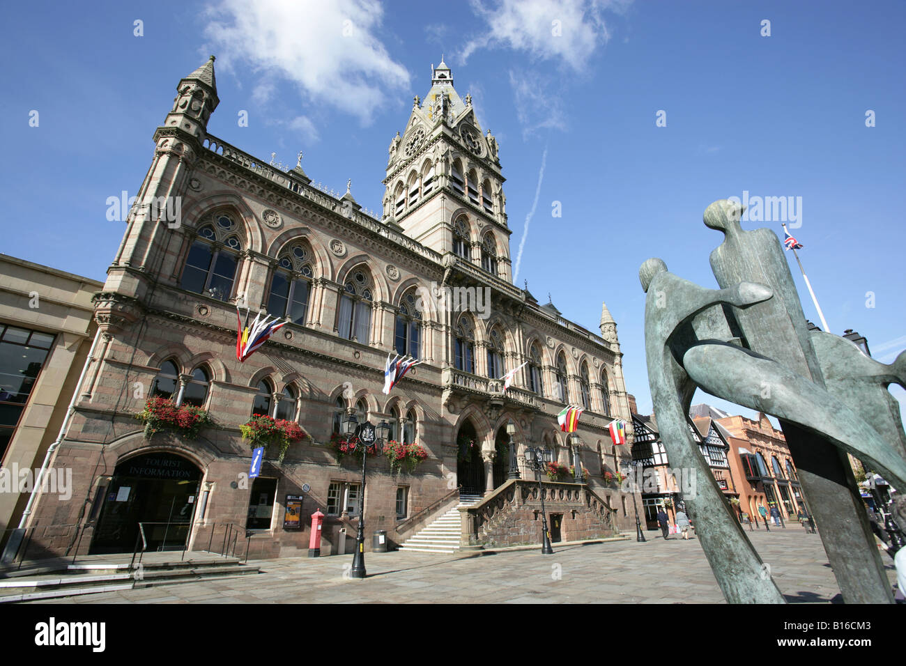 Von Chester, England. Die Feier von Chester Skulptur von Stephen Broadbent, mit Chester Rathaus im Hintergrund. Stockfoto