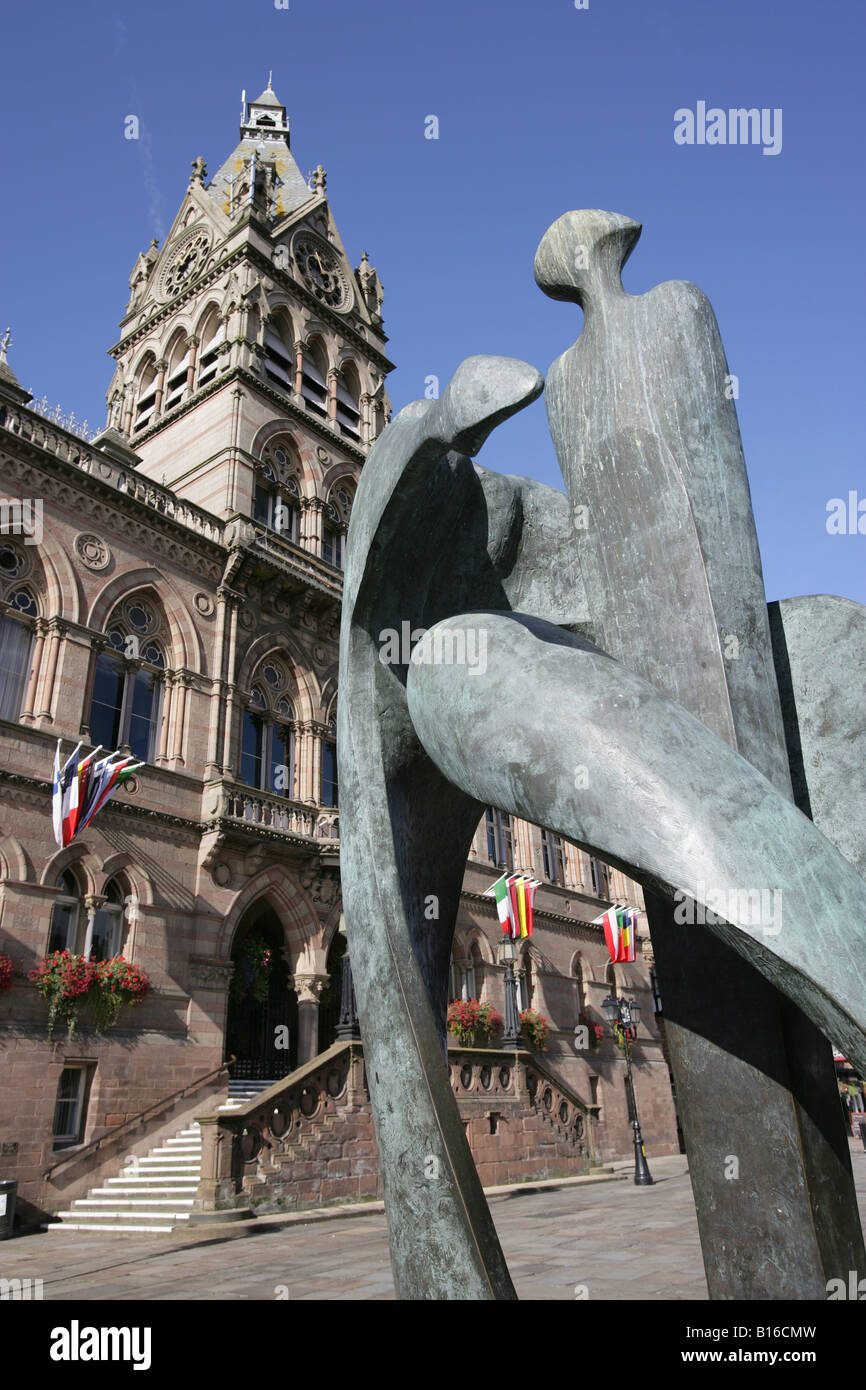 Von Chester, England. Die Feier von Chester Skulptur von Stephen Broadbent, mit Chester Rathaus im Hintergrund. Stockfoto