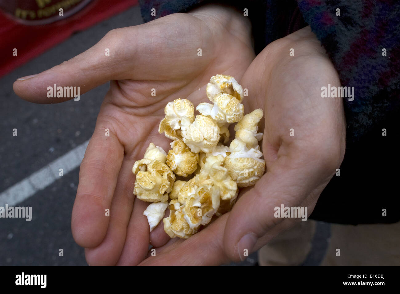 Eine Handvoll popcorn Stockfoto