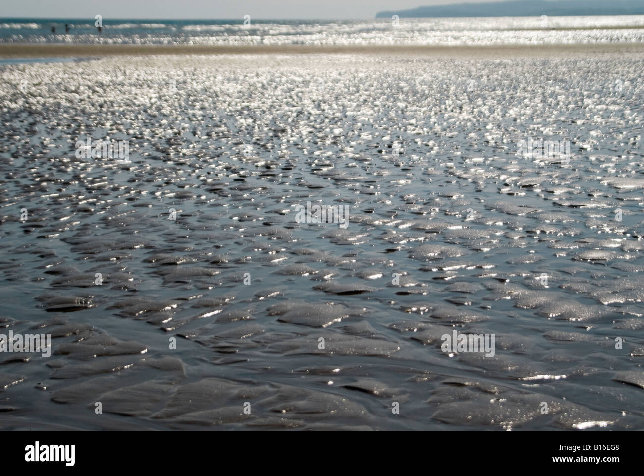 Horizontale Ansicht von Mustern im nassen Sand von der Flut ausgehen in Camber Sands an einem sonnigen Tag gemacht Stockfoto