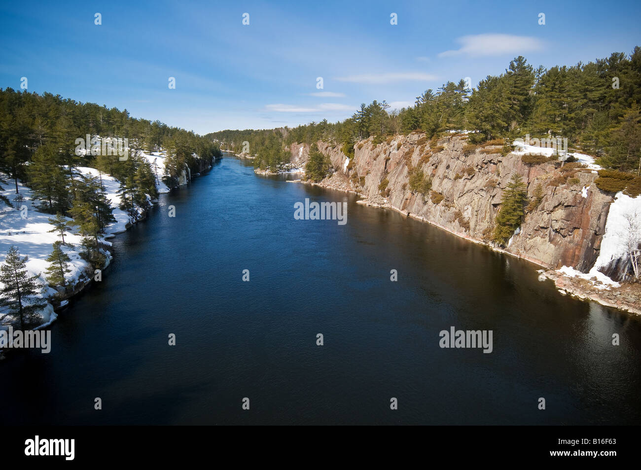 Die Aussicht von William E kleine Brücke in French River, Ontario, Kanada. Stockfoto