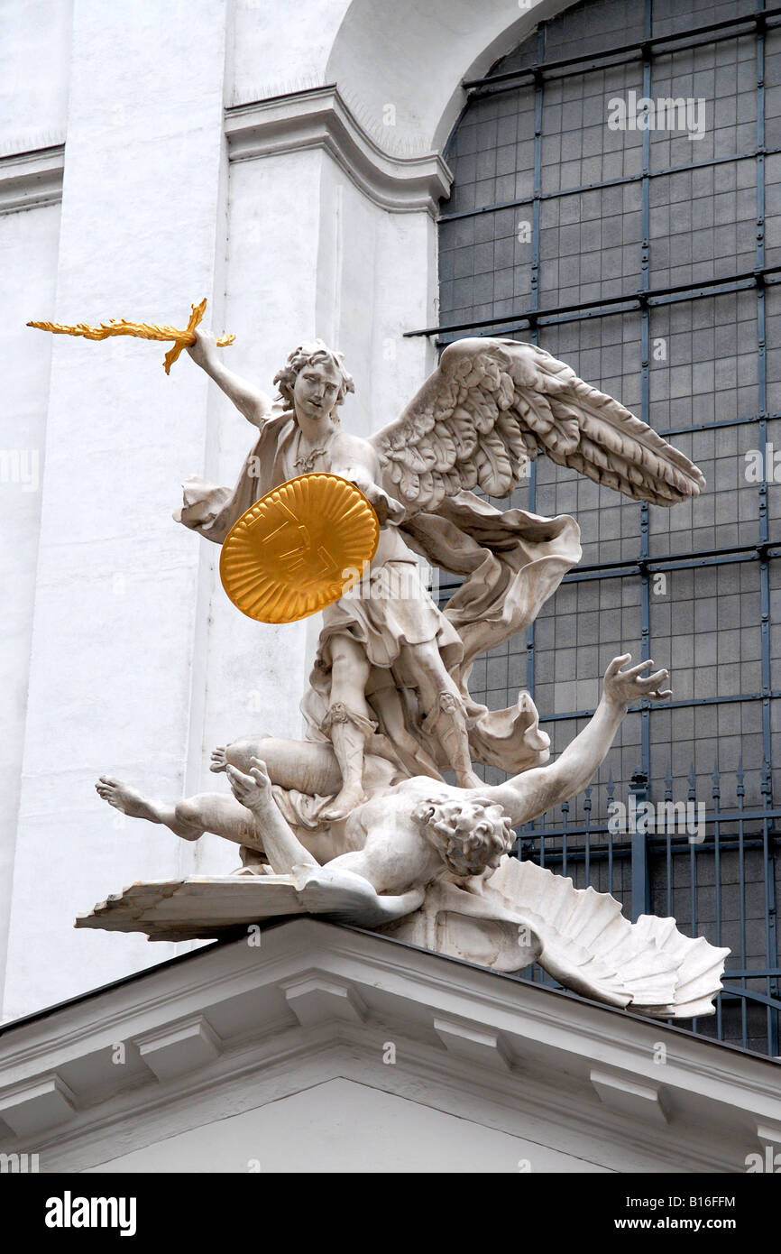 Wien Dach Detail Einer Skulptur Eines Engels Mit Einem Goldenen Schwert Und Schild Toten Einen Sterblichen Auf Dem Schild Der Name Gottes Auf Hebraisch Stockfotografie Alamy