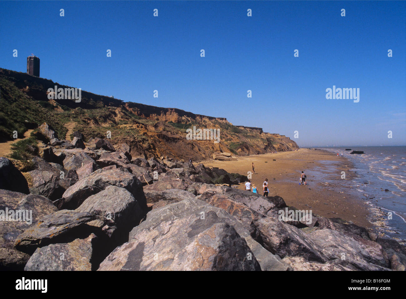 Strand und Klippen Walton am Naze Essex Stockfoto