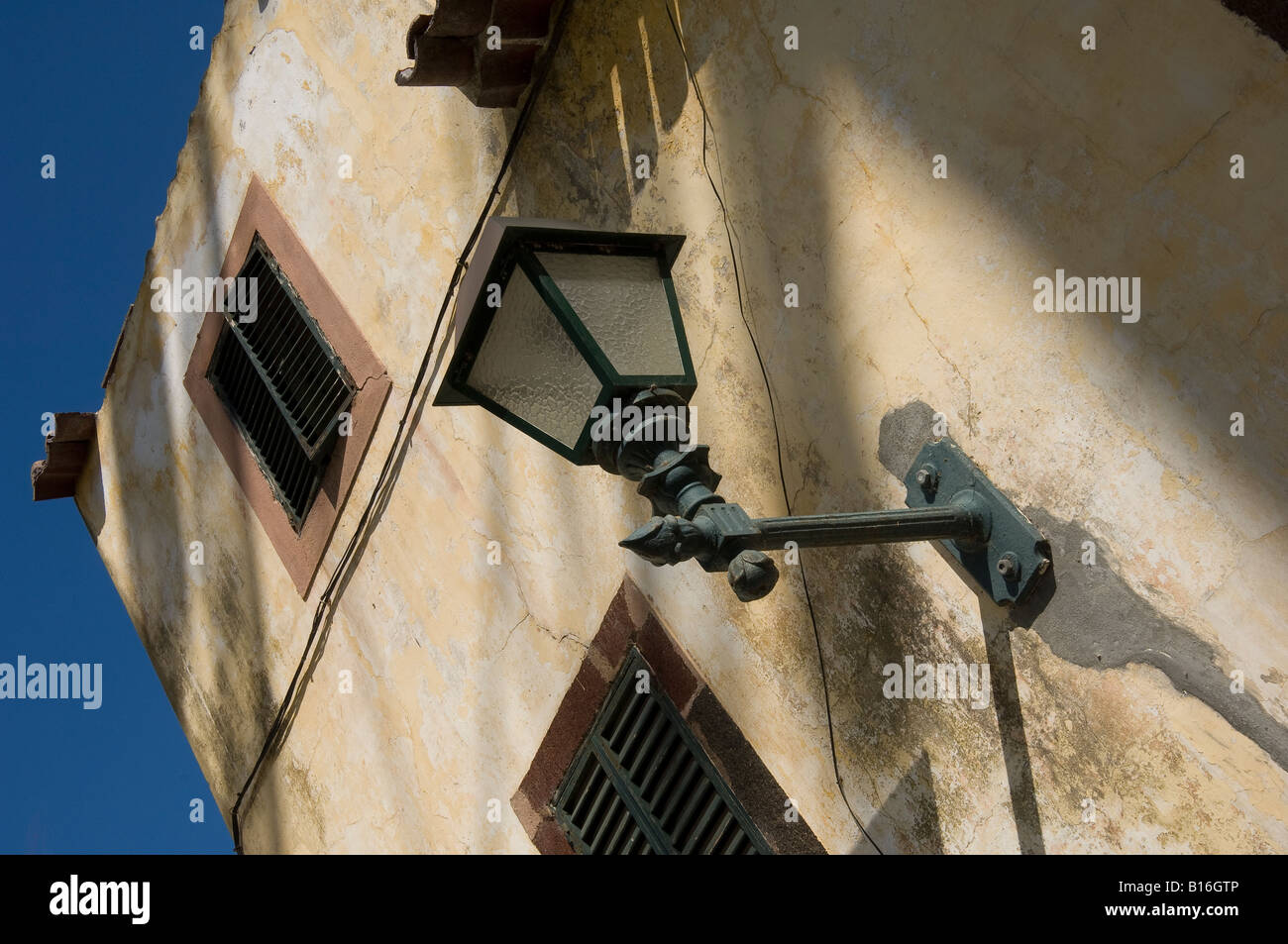 Nahaufnahme einer alten Lampe auf dem Fensterhaus Funchal Madeira Portugal EU Europa Stockfoto