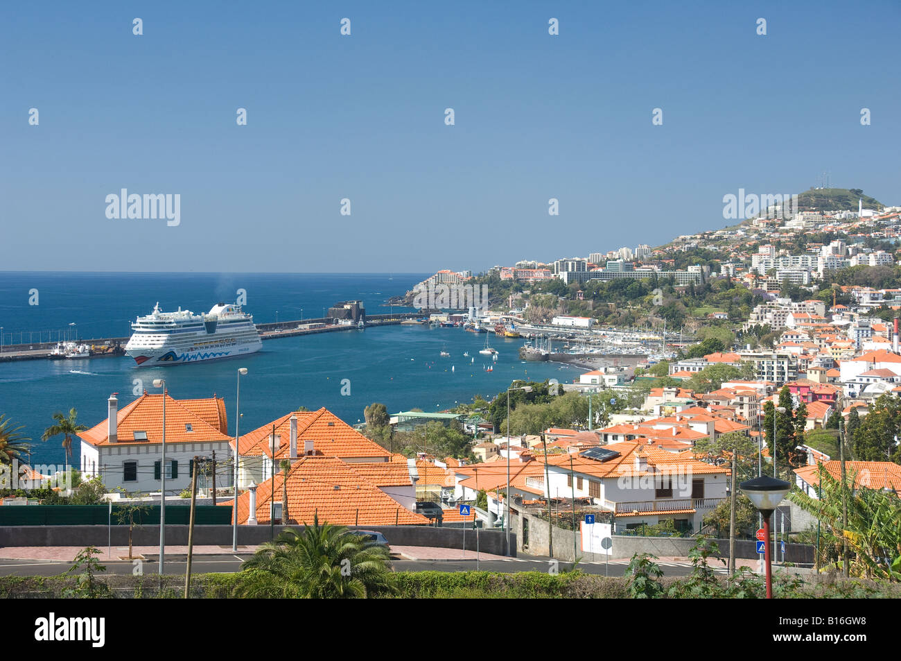 Blick über die Bay Town City von Funchal und den Hafen Madeira Portugal EU Europa Stockfoto