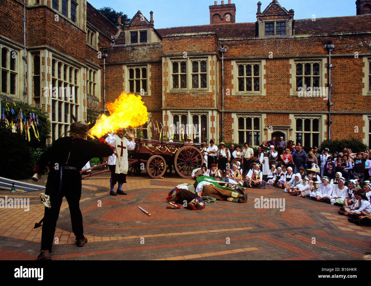 Feuerteufel Atmung kämpft St George vor Besucher und Akteure gekleidet im Tudor-Stil vor Kentwell Halle Stockfoto