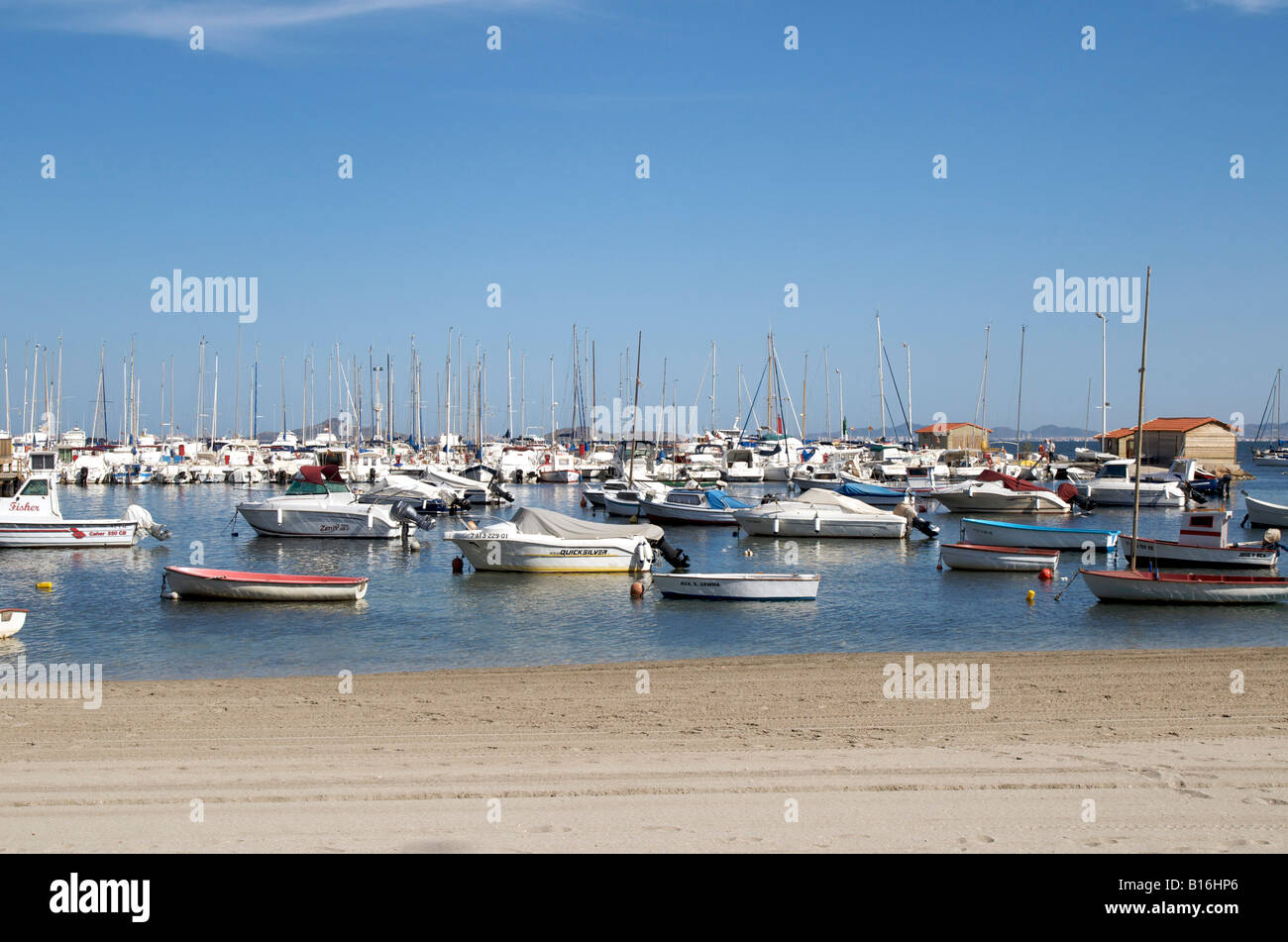 Boote auf dem Mar Menor und Strand von Los Alcazares, Murcia, Costa Calida Spanien Stockfoto