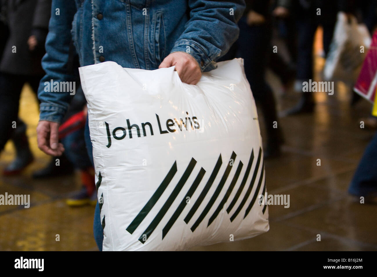 Eine Weihnachts-Shopper geht vorbei an John Lewis auf der Oxford Street in London U K Stockfoto