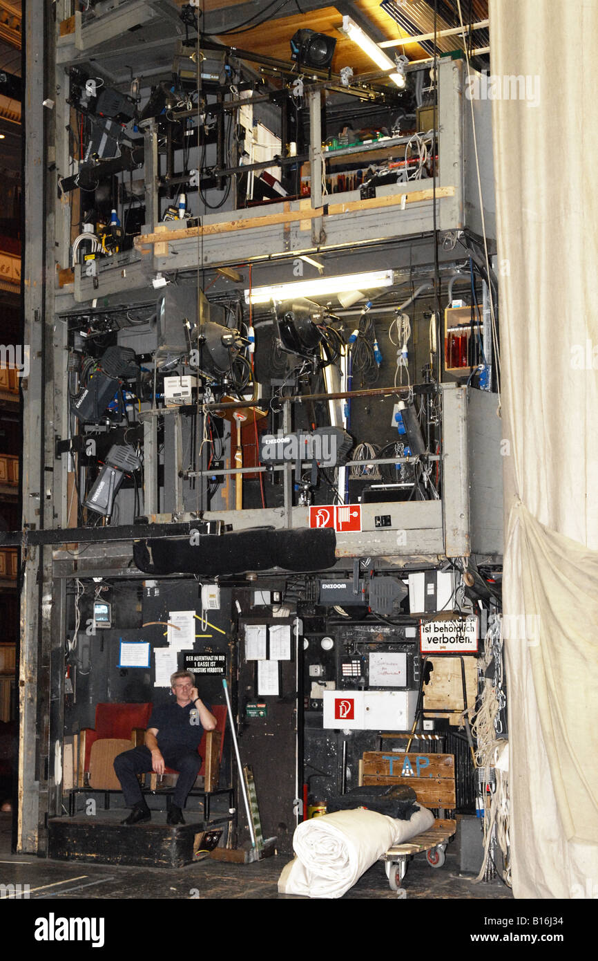 Österreich Wien Wien die Wiener Staatsoper , Staatsoper , hinter der Bühne elektrische Gantry mit Scheinwerfern etc bereit für bevorstehende Aufführung Stockfoto