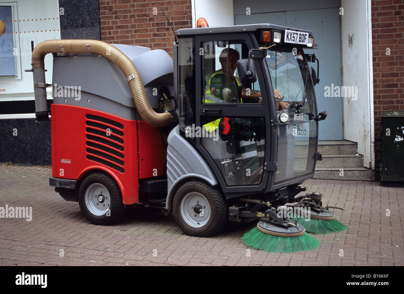 Kehrmaschine Straßenfahrzeug getrieben In Hanley Stoke-on-Trent Stockfoto