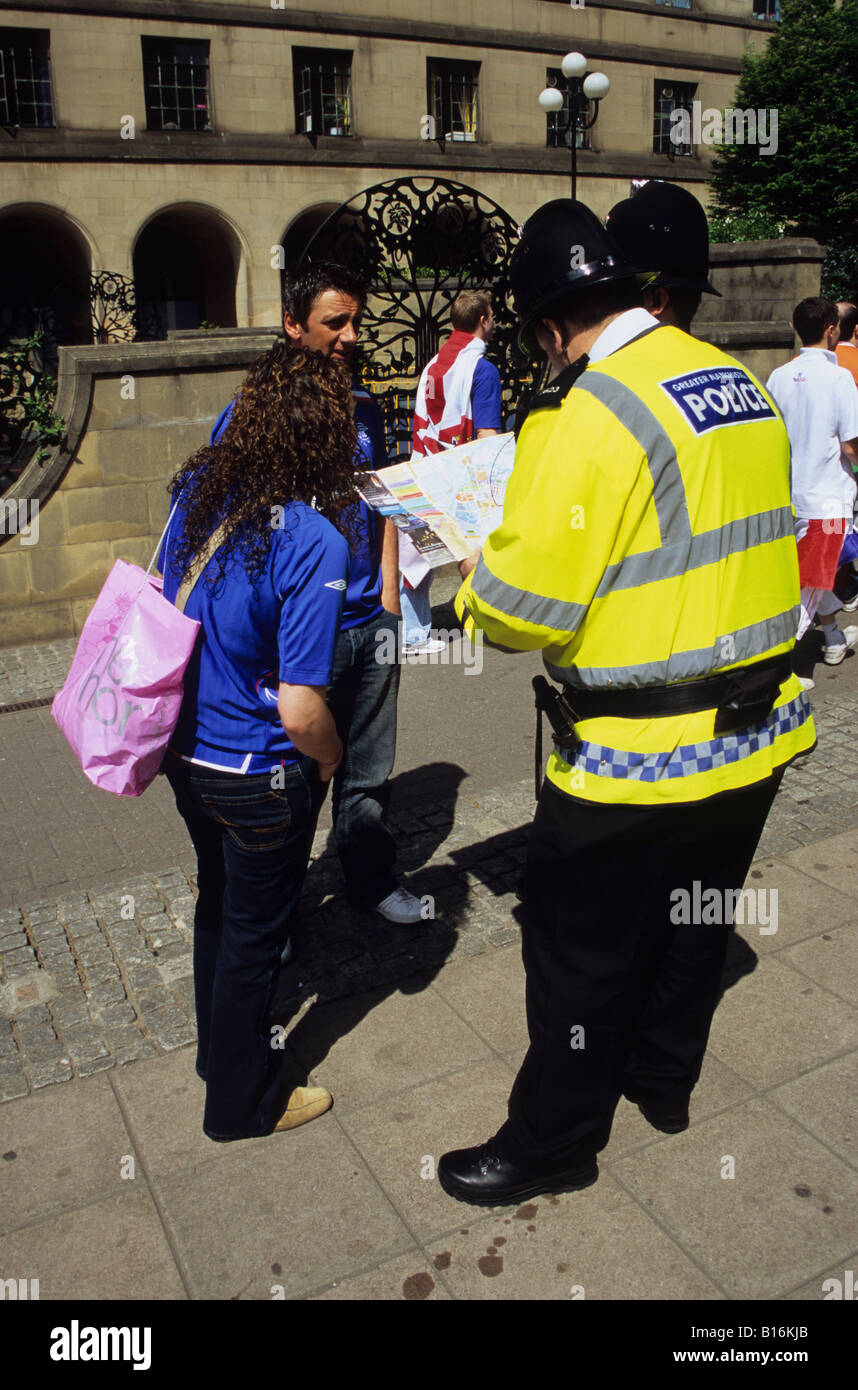 Polizisten helfen Rangers-Fans mit Wegbeschreibungen Stockfoto