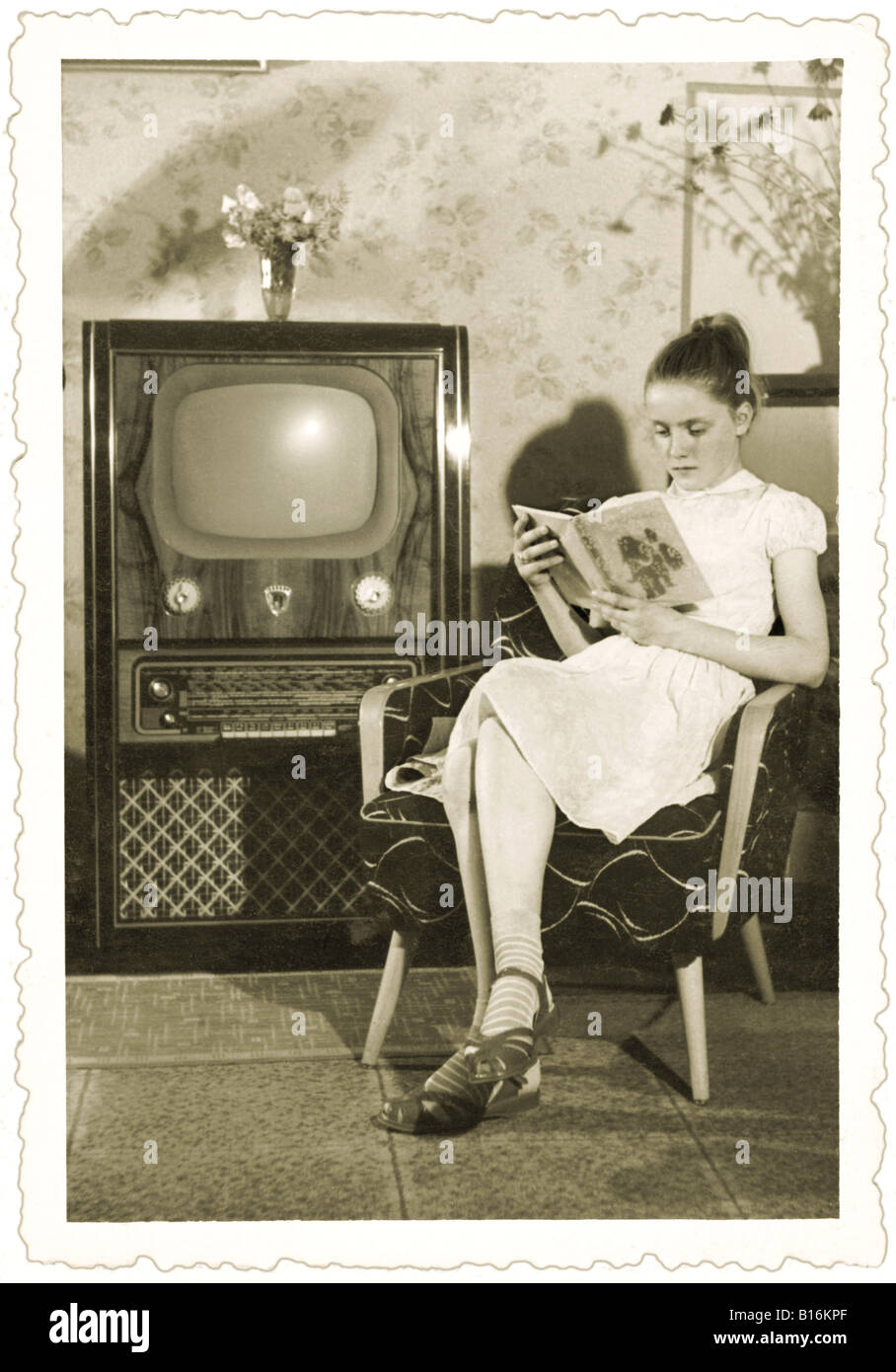 Sendung, Fernsehen, Zuschauer, Frauen-Lesebuch, Ostdeutschland, 1958, Technik, Technik, Erfindung, DDR, historisch, historisch, 1950er Jahre, Modell Clivia FER 858, produziert vom Volkswerk Radeberg, erste TV-Truhe in der DDR, 43 cm Bildschirmdiagonale, sitzend im Stuhl, Modelle, Sets, Zuschauer, Menschen, 20. Jahrhundert, Frauen, weiblich, Stockfoto