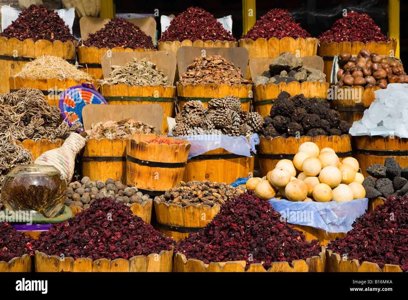 Verschiedene Gewürze Kräuter und Duftpflanzen in ägyptischen Souk zu verkaufen Stockfoto